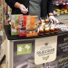 Geschwungene Messetheke mit Tischplatte in Holzoptik #10