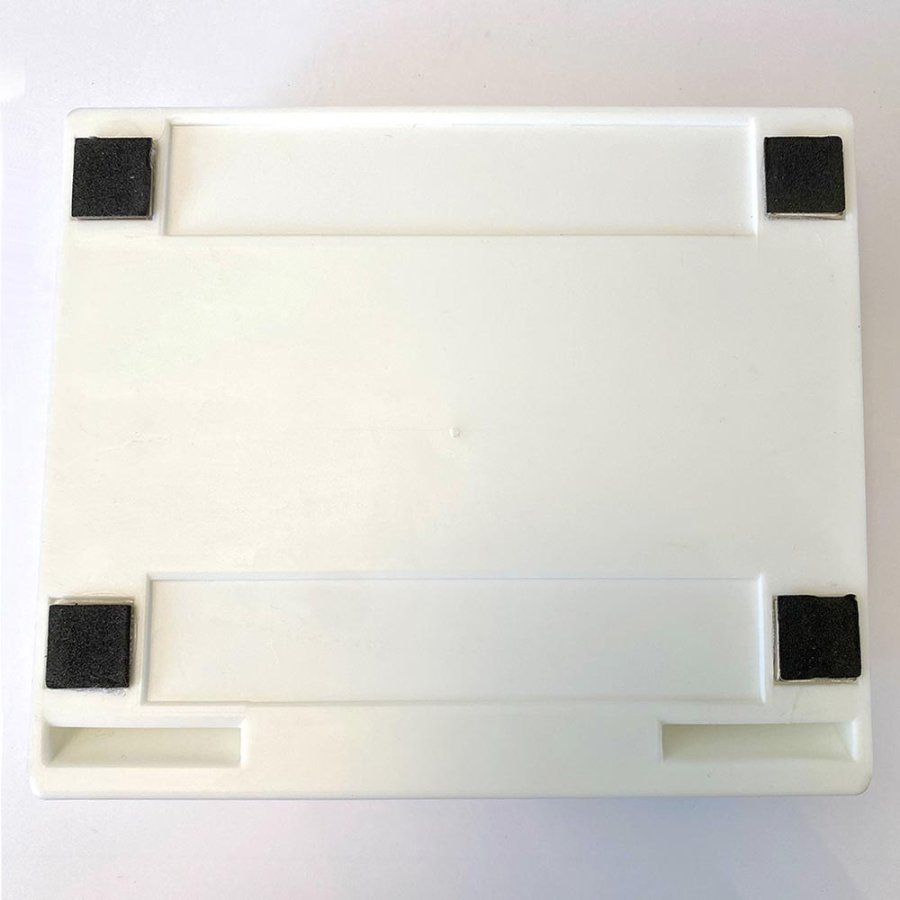 Magnetischer Stifthalter f&uuml;r 4 Stifte, wei&szlig;er Kunststoff, mit 4 Magneten hinten und Klebepads