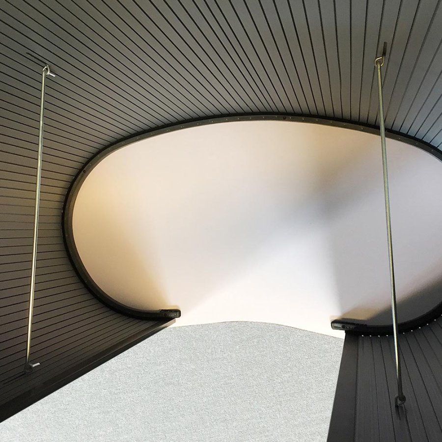 Ovale, geschwungene Messetisch/Theke