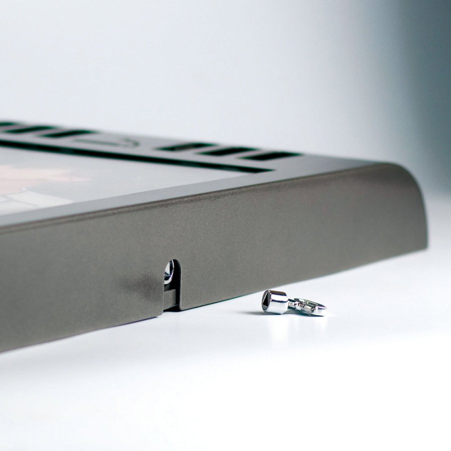 Gebogener Aschenbecher mit A3-Informationsschild