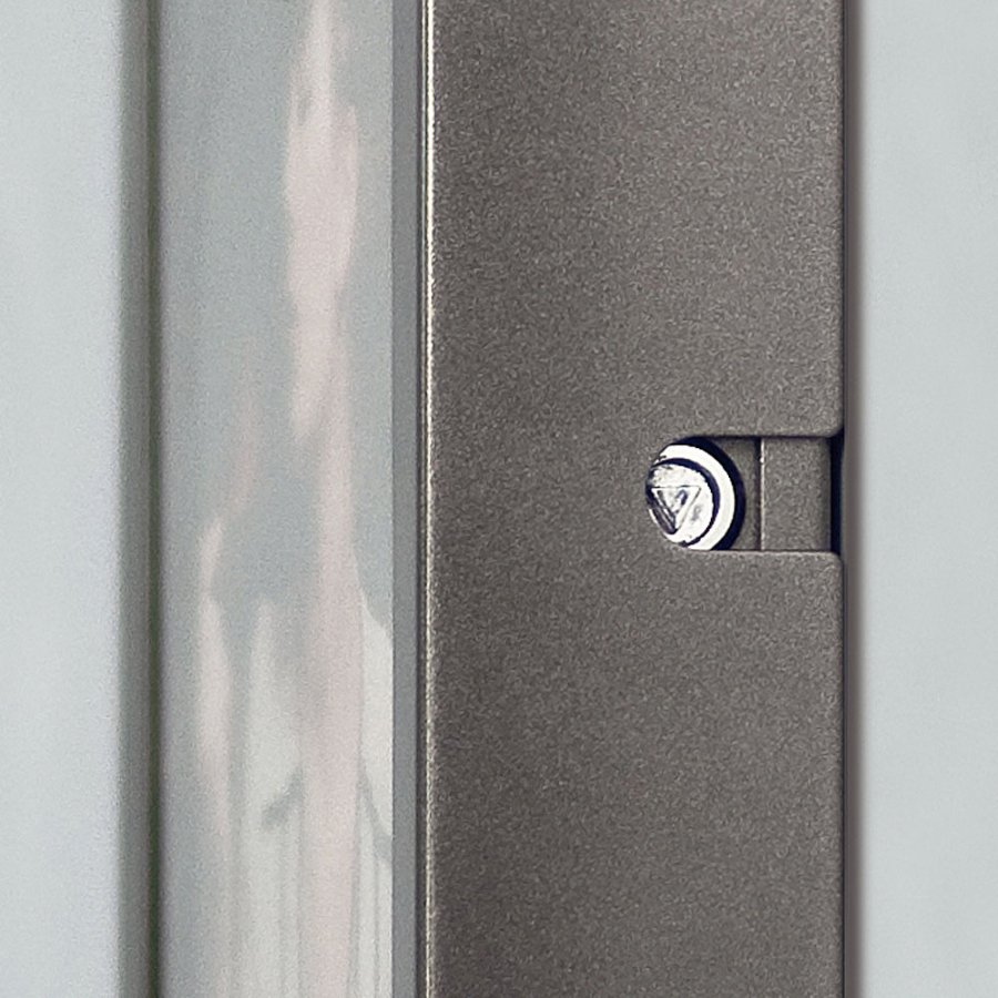 Gebogener Aschenbecher mit A3-Informationsschild