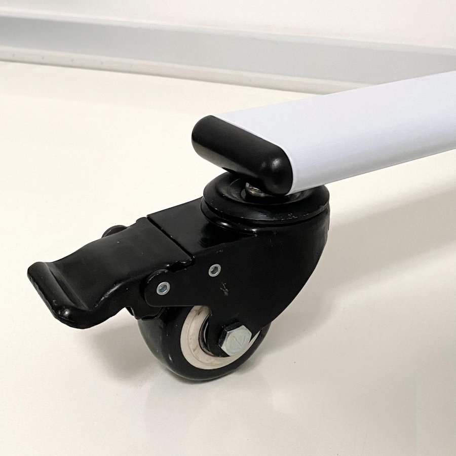 Whiteboard Pro: Emaillierte Wendetafel 150x120 cm auf mobilem Stativ