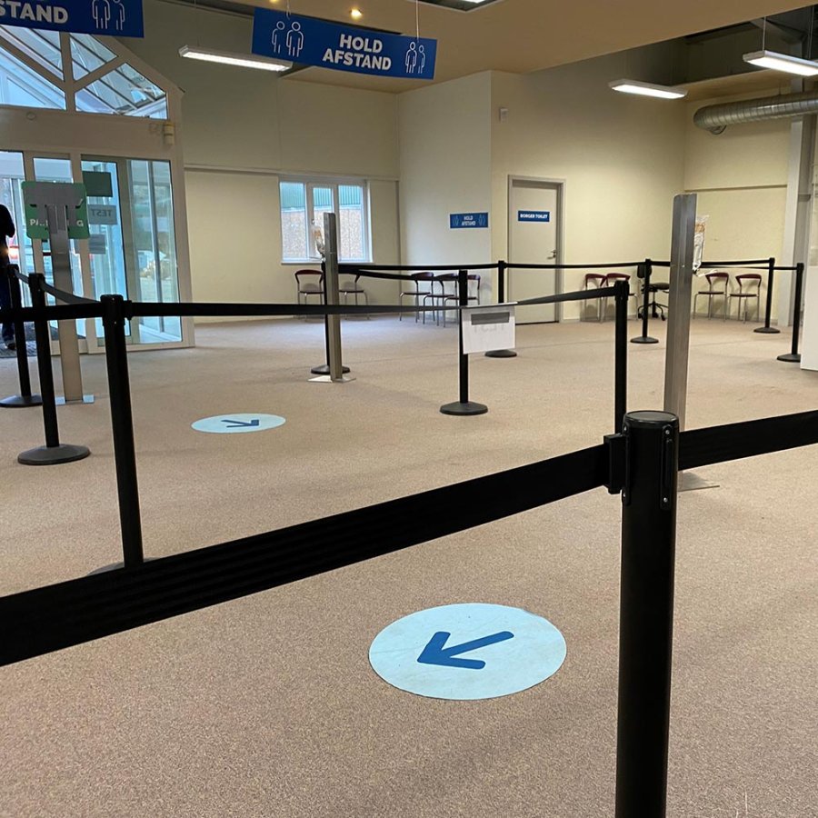 Schwarzer Absperrpfosten - 1 St&auml;nder mit 3 Metern schwarzem Klebeband