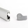 Hier sind drei SEO-freundliche d&auml;nische Titelvorschl&auml;ge:

1) Doppelseitiges Roll-up 100 cm aus Aluminium - elegant und tragbar  
2) Elegantes doppelseitiges Roll-up 100 cm | Aluminium-Display  
3) Roll-up 100 cm (doppelseitig) in Alu - perfekt f&uuml;r Messen und Events #6